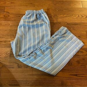 💥5/$25 Outline women’s‎ striped Capri pants  in size 12